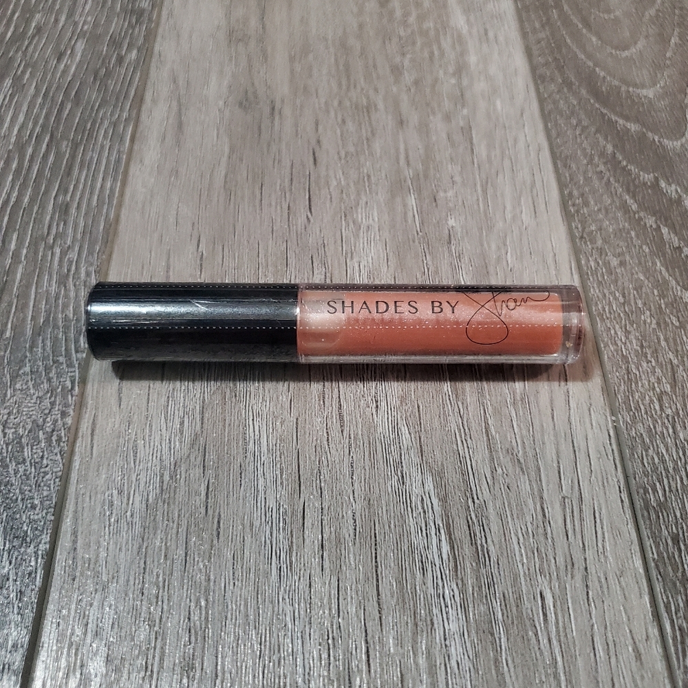 Shades by Shan Lipgloss in "Erika"